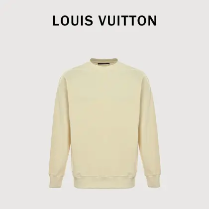 Louis Vuitton/路易威登 25Fw 签名logo刺绣卫衣 区分市面通货,胸口采用手写签名刺绣字母设计.男女同款全新美学灵感趣味设计,渠道性质精品. 让整体造型设计更加优雅时尚,今FW最火系列,无数明星潮人追捧. 裁剪工艺细节处理工整为玩味时尚增添色彩!工整细致,合身的版型构造更是独具匠心, 上身不仅有着出彩的辨识度更是减龄青春.一款穿着意义还有穿搭性能都很极致的款式, 绚丽的色系调配,此款的工艺必然也是极致非凡,上身的舒适度绝对足够的强大,也是奢品本质的一种彰显! 柔软轻薄,触感更是极端撩人,透气性能十分之强大,尤为适合春夏季节的穿搭所需, 妥妥的穿着享受,并且各处的细节以及织带的工艺都是尽善尽美,更显高级感! 颜色:黑色 、杏色